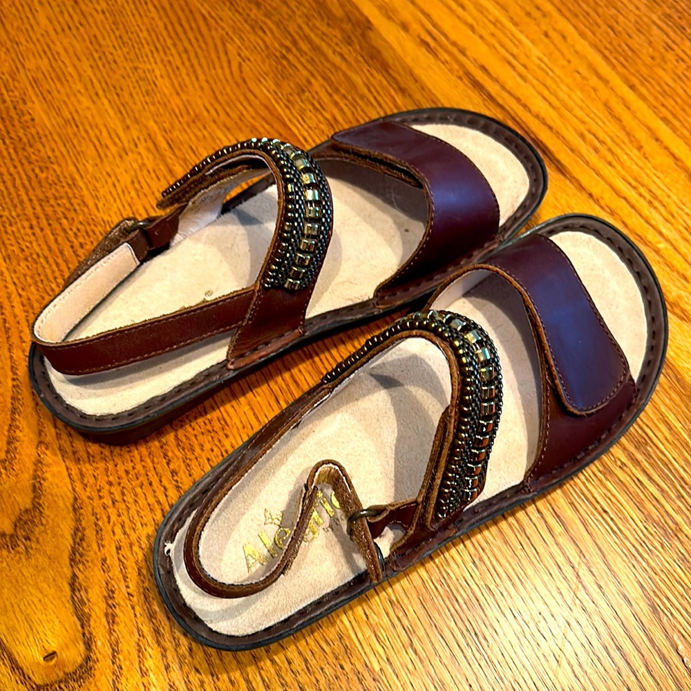 Alegría tan sandle